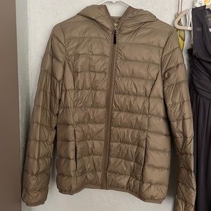 Puffer Jacket with Hood. Two zipper pockets outside. Two patch pockets inside.